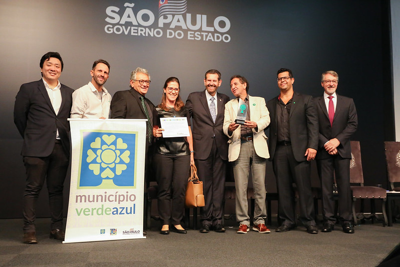 O prefeito Gilson de Souza recebe o troféu no Palácio dos Bandeirantes